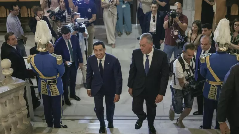 El nuevo alcalde de Sevilla, José Luis Sanz, del PP, y el presidente de la Junta, Juanma Moreno, suben las escaleras del Ayuntamiento poco antes del acto de toma de posesión, a 17 de junio de 2023