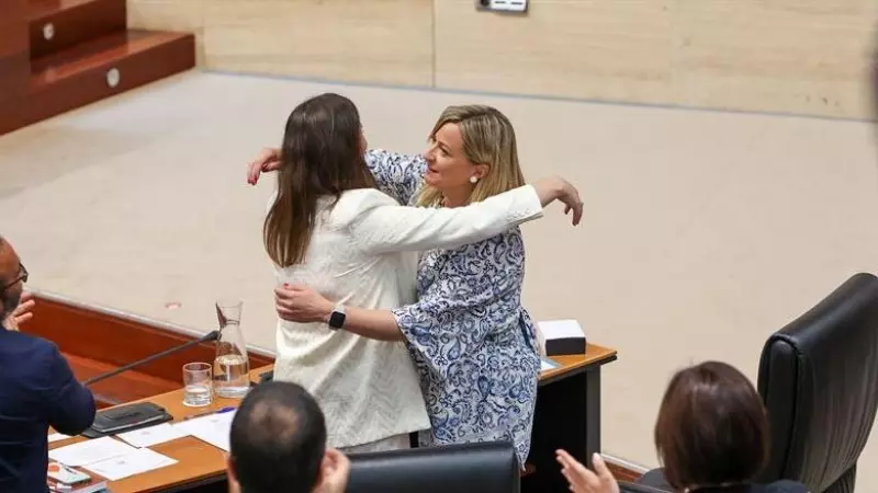 20/6/23 Blanca Martín (d), del PSOE, tras ser elegida este martes en segunda vuelta, presidenta de la Asamblea de Extremadura.
