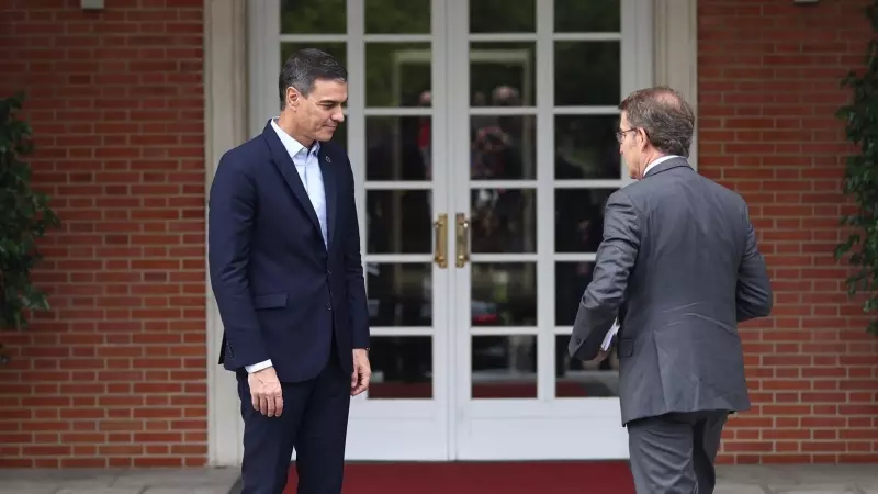 El presidente del Gobierno y secretario general del PSOE, Pedro Sánchez, recibe al líder del PP, Alberto Núñez Feijóo, en Moncloa en abril de 2022.