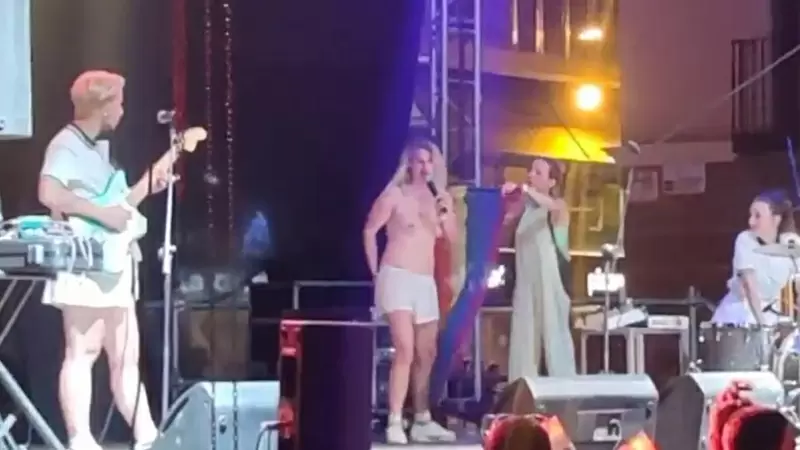 Momento de la actuación de Rocío Saiz en Murcia en el que le obligan a taparse los pechos con una bandera arcoíris durante un concierto del Orgullo.