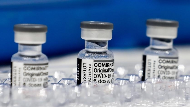 Imagen que muestra viales de vacunas contra la covid-19 desarrolladas por Pfizer.