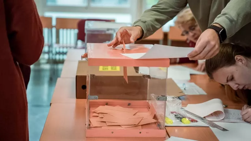 Una persona vota en un colegio electoral, en una imagen de archivo del 28 de mayo de 2023, en Sevilla.