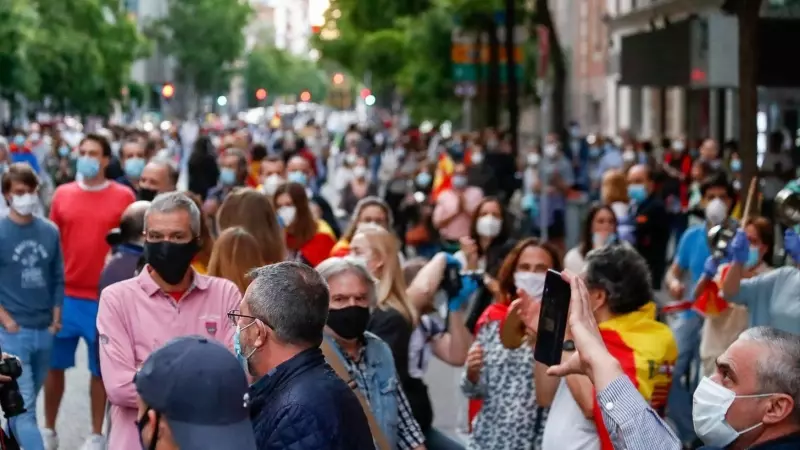Una multitud asiste a la manifestación celebrada en la puerta de la sede del PSOE en mayo de 2020