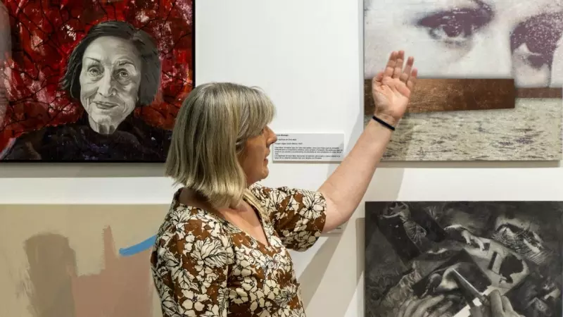 La artista Dora Román, autora de la obra 'Las lágrimas de Dora Maar', en la exposición ‘Las mujeres en la vida de Picasso’.