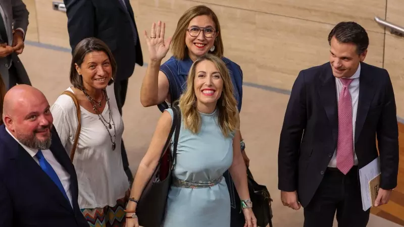 María Guardiola llega a la Cámara extremeña.