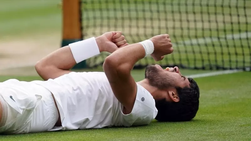 El tenista español Carlos Alcaraz celebra derrotar al serbio Novak Djokovic durante su último partido de tenis individual masculino en el día catorce del Campeonato de Wimbledon 2023