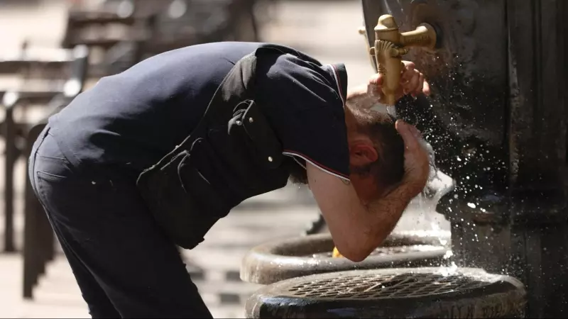 Un hombre se refresca en una fuente en el centro de Barcelona, este martes.