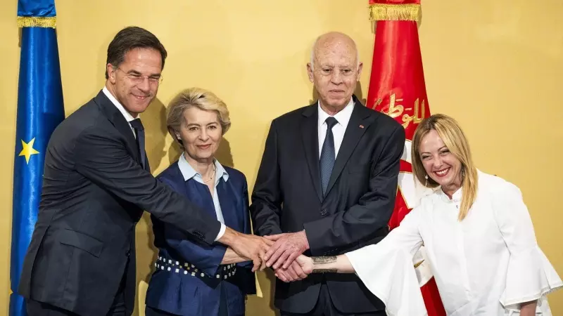 El primer ministro de Países Bajos, Mark Rutte (primero izquierda); la presidenta de la Comisión Europea, Ursula Von der Leyen; el presidente de Túnez Kais Said, y la primera ministra italiana, Giogia Meloni, sellan su memorando de entendimiento en Túnez,