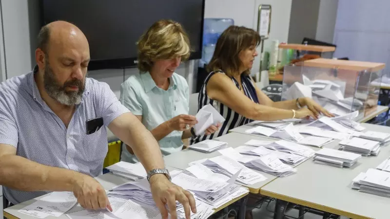 Imagen del cierre de uno los colegios de la jornada de elecciones generales celebradas este domingo 23 de julio en España.
