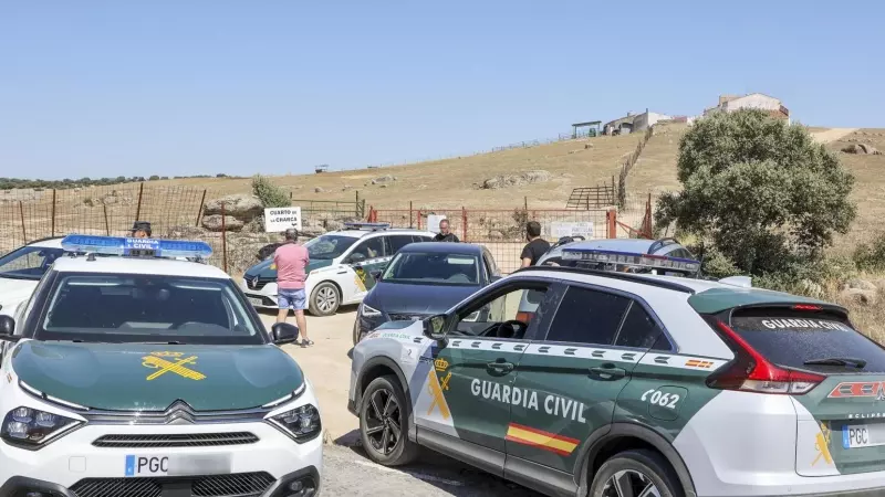 Efectivos de la Guardia Civil acuden a la finca privada cerca de Mérida, donde una persona ha fallecido este martes al estrellarse una avioneta.