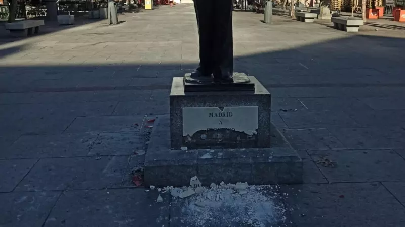 La estatua de García Lorca amanece dañada en la plaza de Santa Ana, Madrid, a 1 de agosto de 2023.
