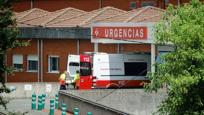 Llegada en ambulancia de alguno de los accidentados del autobús, que subía a los Lagos de Covadonga, al Hospital Grande Covián, 31 de julio de 2023, en Arriondas, Asturias (España).