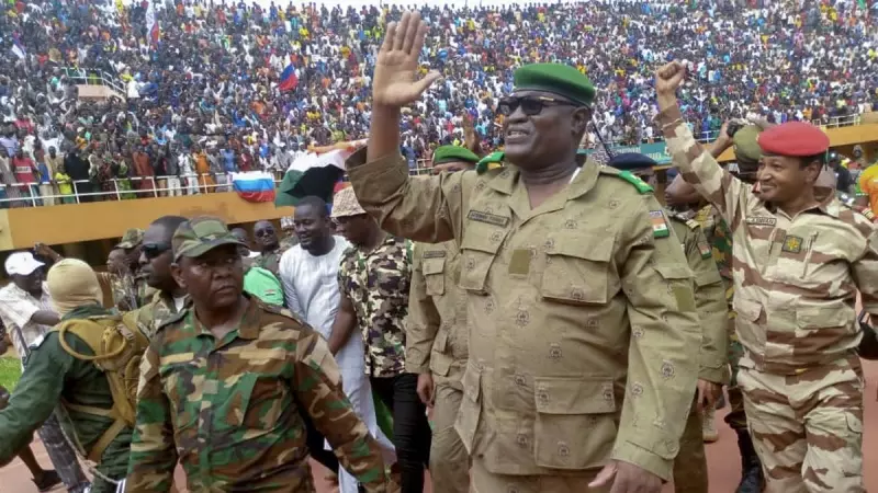 El general Mohamed Toumba, uno de los dirigentes de la junta militar golpista de Níger, autodenominada el Consejo Nacional de Salvaguardia de la Patria (CNSP), mientras saluda a los manifestantes que les apoyan, a 6 de agosto de 2023