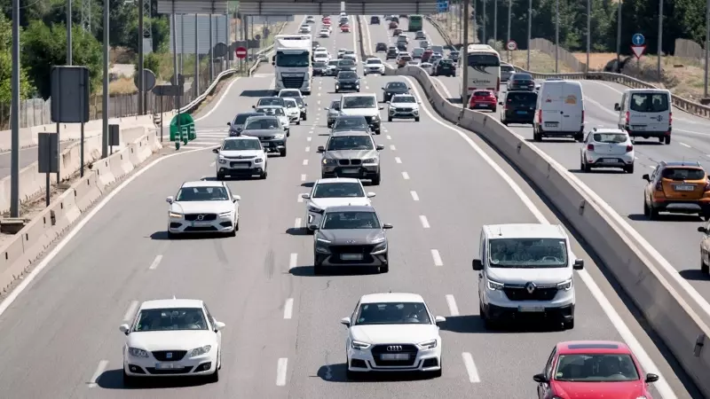 Varios coches circulan en la autovía A-4, a 11 de agosto de 2023, en Madrid (España).