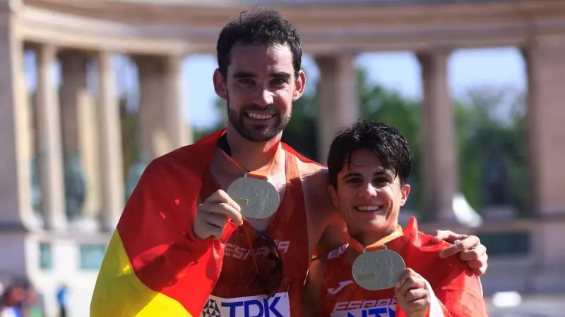 Los españoles Álvaro MartÍn y María Pérez posan con sus medallas de oro tras ganar la prueba de 35 kilómetros marcha en el Mundial de atletismo, en Budapest a 24 de agosto de 2023