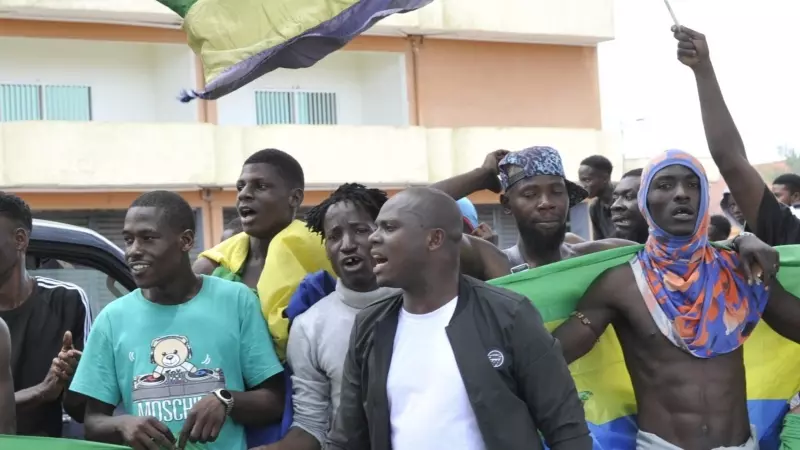 Gaboneses celebran el golpe de Estado portando banderas nacionales de Gabón, en Libreville, a 30 de agosto de 2023.