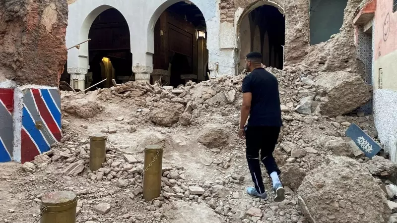 Un hombre observa los daños en la histórica ciudad de Marrakech, tras un poderoso terremoto en Marruecos , el 9 de septiembre de 2023.