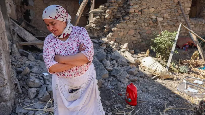 11/9/23 Una mujer se lamenta frente a su vivienda en ruinas en la localidad de Amizmiz, a 50 kilómetros al sur de Marrakech.