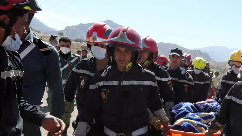 11/9/23 Rescataores trasladan en camilla a una víctima del terremoto de Marruecos en la localidad de Talat N'Yaaqoub.