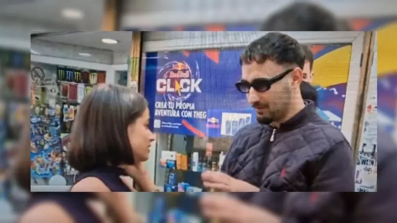 Captura del momento en el que la periodista sufre violencia sexual en directo y le pide explicaciones al agresor.