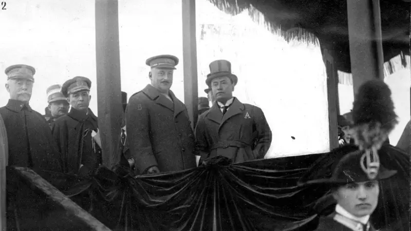 Benito Mussolini junto al Miguel Primo de Rivera durante unas maniobras militares en Roma.
