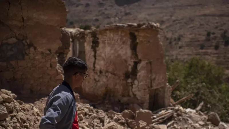 Un superviviente del terremoto observa la devastación en la aldea de Takhit, provincia de Chichaoua, Marruecos, el 14 de septiembre de 2023.