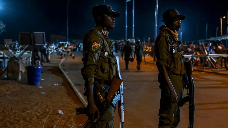 Agentes hacen guardia frente a la base aérea francesa y nigeriana en Niamey, a 9 de septiembre de 2023.