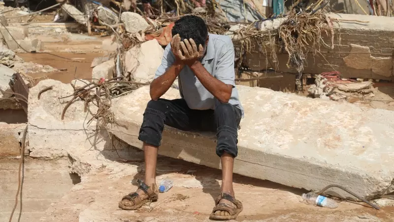 Un hombre sentado frente a su casa destruida en Derna, Libia, el 15 de septiembre de 2023.