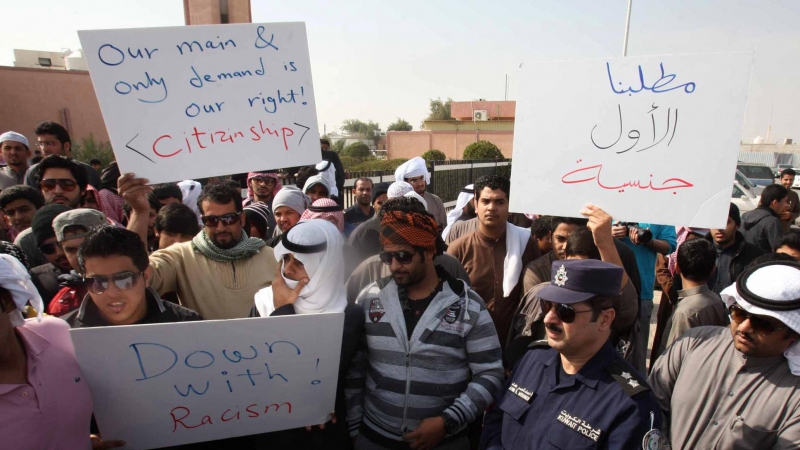 Árabes apátridas, conocidos localmente como bidunes, sostienen carteles exigiendo la ciudadanía kuwaití durante una manifestación en Jahra, al noroeste de la ciudad de Kuwait, el 25 de enero de 2013.