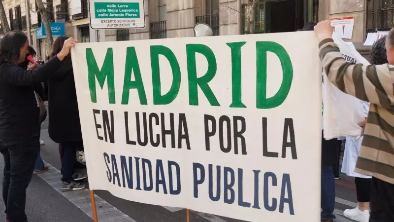 22/09/23-Dos personas sujetan una pancarta durante una cacerolada frente a la sede de la Dirección General de Recursos Humanos del Servicio Madrileño de Salud, a 22 de marzo de 2023, en Madrid.