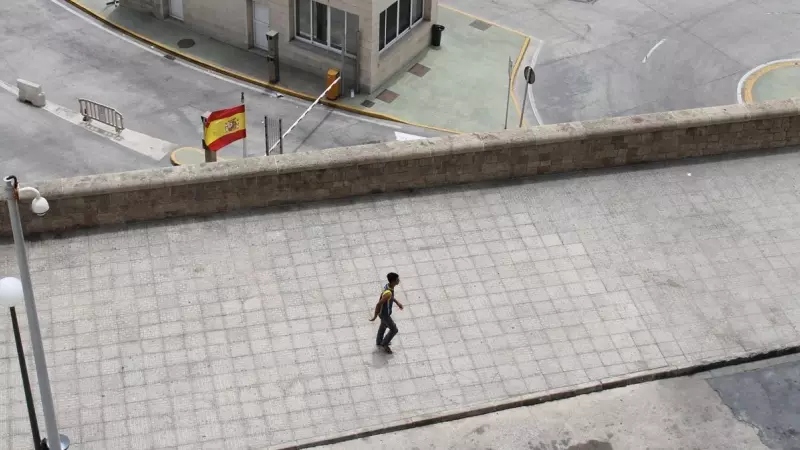 Un menor migrantes camina por las calles de Melilla.