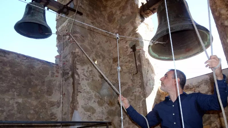 El campaner garrotxí Xavier Pallàs, tocant les campanes de Sant Romà de Joanetes