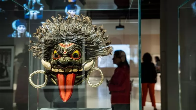 Máscara de baile de Taraka (1994), que se puede contemplar en la exposición 'Veneradas y temidas. El poder femenino en el arte y las creencias' en CaixaForum Madrid.