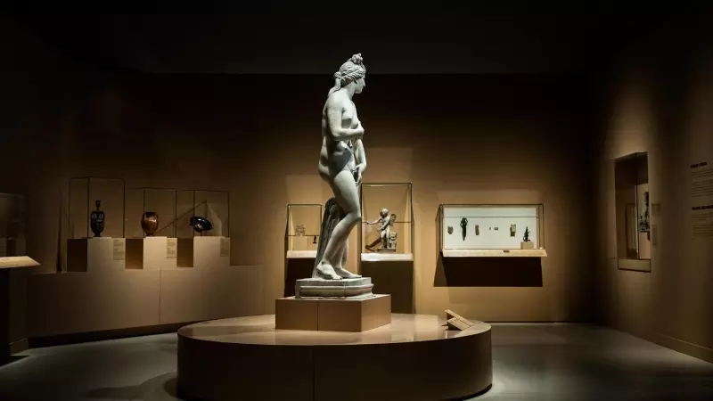 La exposición 'Veneradas y temidas. El poder femenino en el arte y las creencias' cuenta con piezas icónicas, como una estatua romana de Venus.