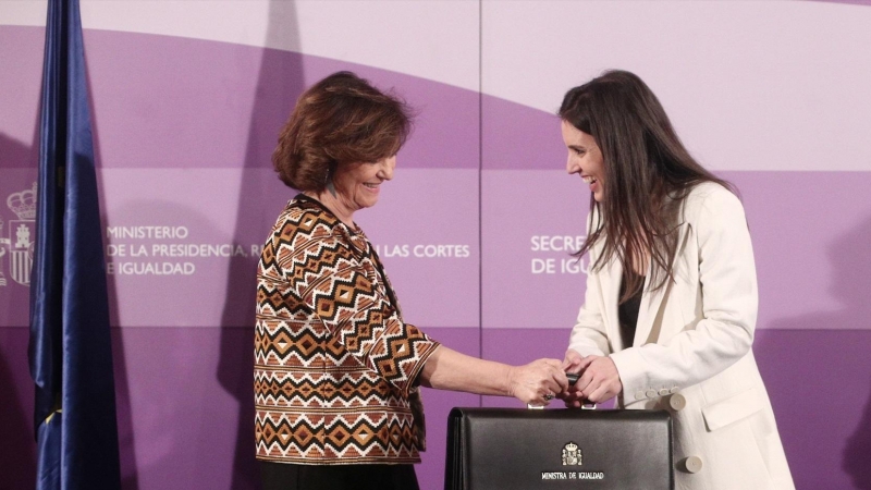 Imagen de archivo de la entonces vicepresidenta primera, Carmen Calvo, en la entrega la cartera de Igualdad a la nueva ministra, Irene Montero en enero de 2020.