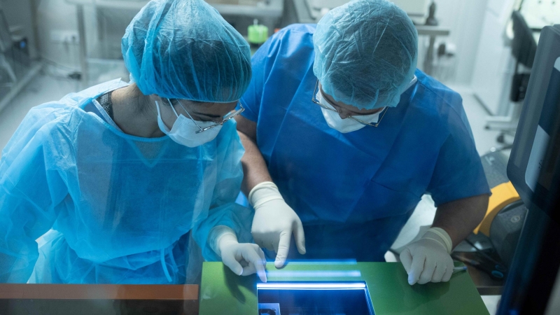 Dos técnicos trabajan en la sala de criopreservación de células el Hospital Clínic, a 28 de septiembre de 2023, en Barcelona, Catalunya.
