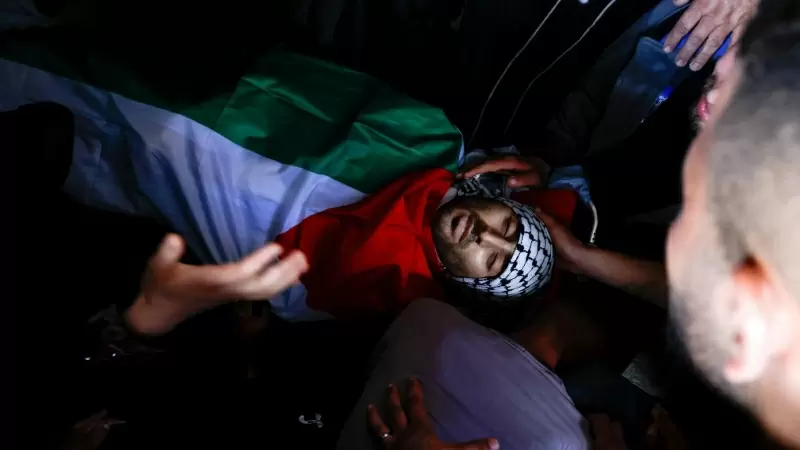Los familiares y amigos se reúnen alrededor de un palestino muerto en enfrentamientos con colonos israelíes el 12 de octubre. Cuatro palestinos murieron por disparos de colonos judíos cerca de Naplusa, en la Cisjordania ocupada por Israel.