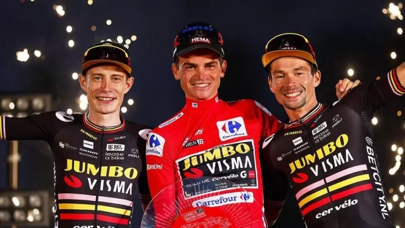Sepp Kuss celebra su victoria en la Vuelta junto a sus compañeros del Jumbo-Visma Jonas Vingegaard y Primoz Roglic.