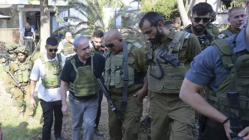 El primer ministro de Israel, Benjamín Netanyahu (2i), visita este sábado, la Franja de Gaza.