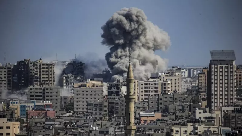 Columna de humo tras un ataque israelí en Gaza, a 15 de octubre de 2023.