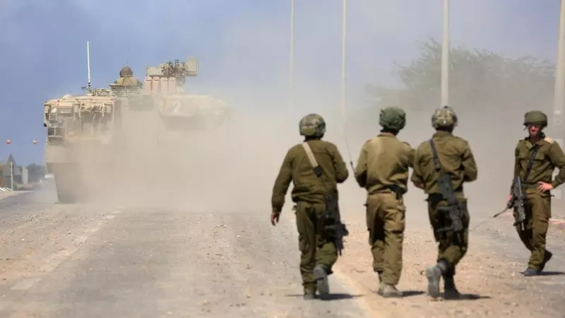 Soldados israelíes junto a un tanque, desplegados en la frontera con Gaza.