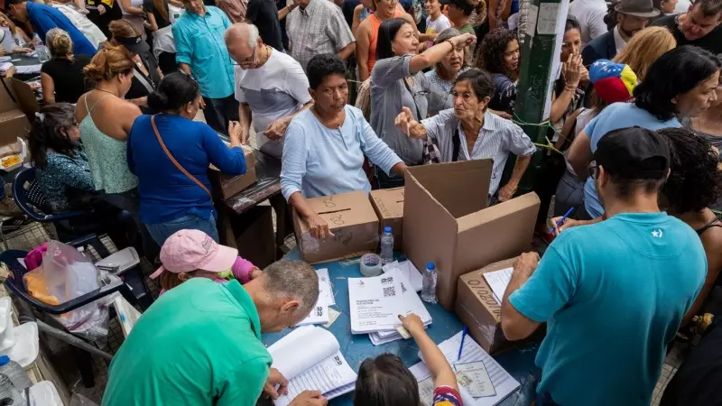 Ciudadanos asisten a votar en las elecciones primarias de la oposición, en Caracas.