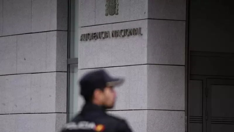 Un agente de Policía en la entrada de la Audiencia Nacional, en una foto de archivo. Fernando Sánchez / Europa Press