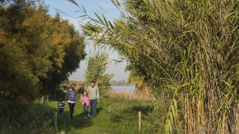 Família passejant per la ruta L'Eix del Riu