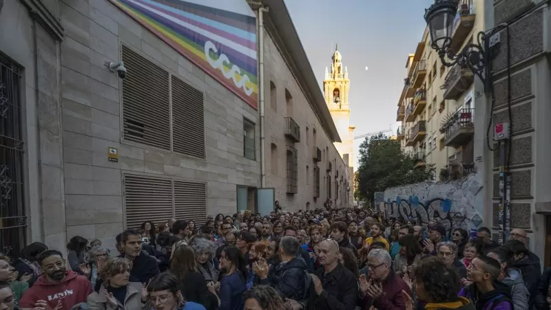 28/11/2023 - Decenas de personas durante una concentración contra el cese de Pérez Pont como gerente del Consorci de Museus, frente al Centro del Carmen de Cultura Contemporánea (CCCC), a 21 de noviembre de 2023, en Valencia.