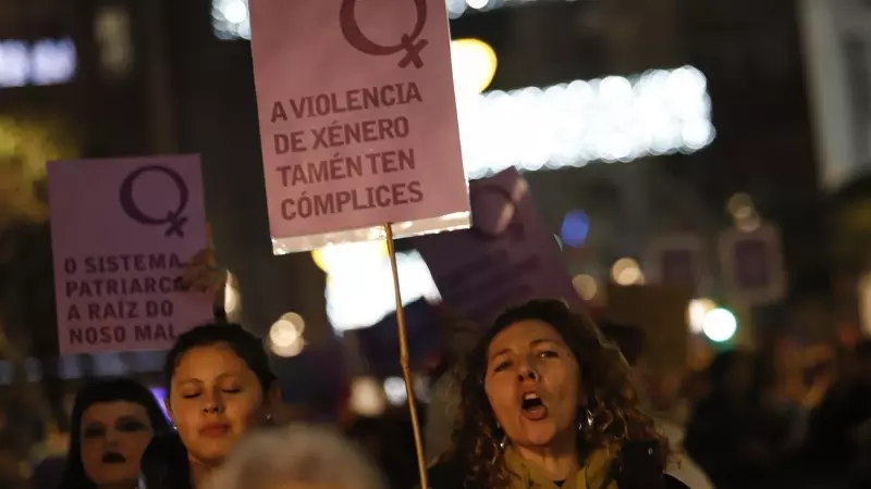 Varias personas muestran carteles, durante una marcha por el 25N en Vigo, a 25 de noviembre de 2023