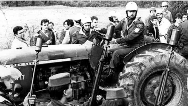 4/11/23 Imagen de 1987 de un agente de la policía nacional retirando un tractor usado por los trabajadores de la fábrica de Alúmina-Aluminio para cortar una carretera.
