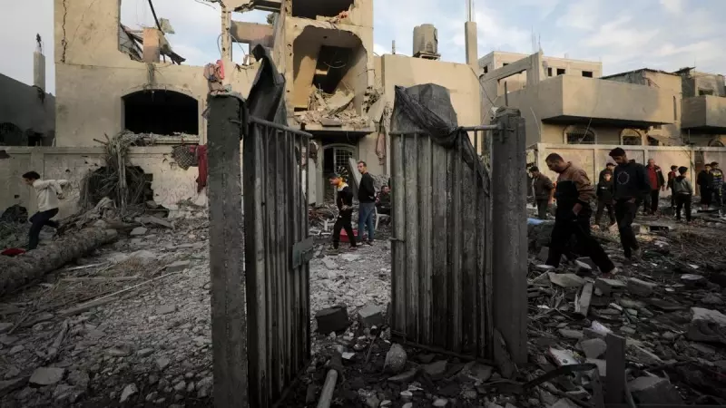 Un grupo de palestinos inspeccionan los restos de una casa destruida tras los ataques israelíes contra la Franja de Gaza, a 8 de diciembre de 2023.