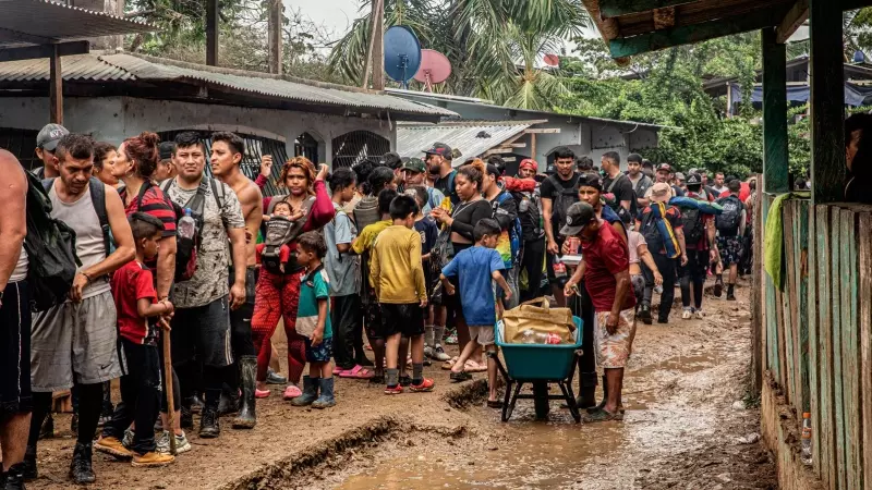 Cientos de personas migrantes llegan a la comunidad indígena de Bajo Chiquito, en primer asentamiento tras cruzar la selva del Darién, en una imagen de octubre de 2023.
