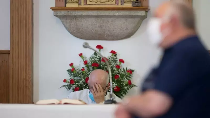 Imagen de archivo de un párroco rezando antes de una ceremonia, en Vigo, a 24 de mayo de 2020.